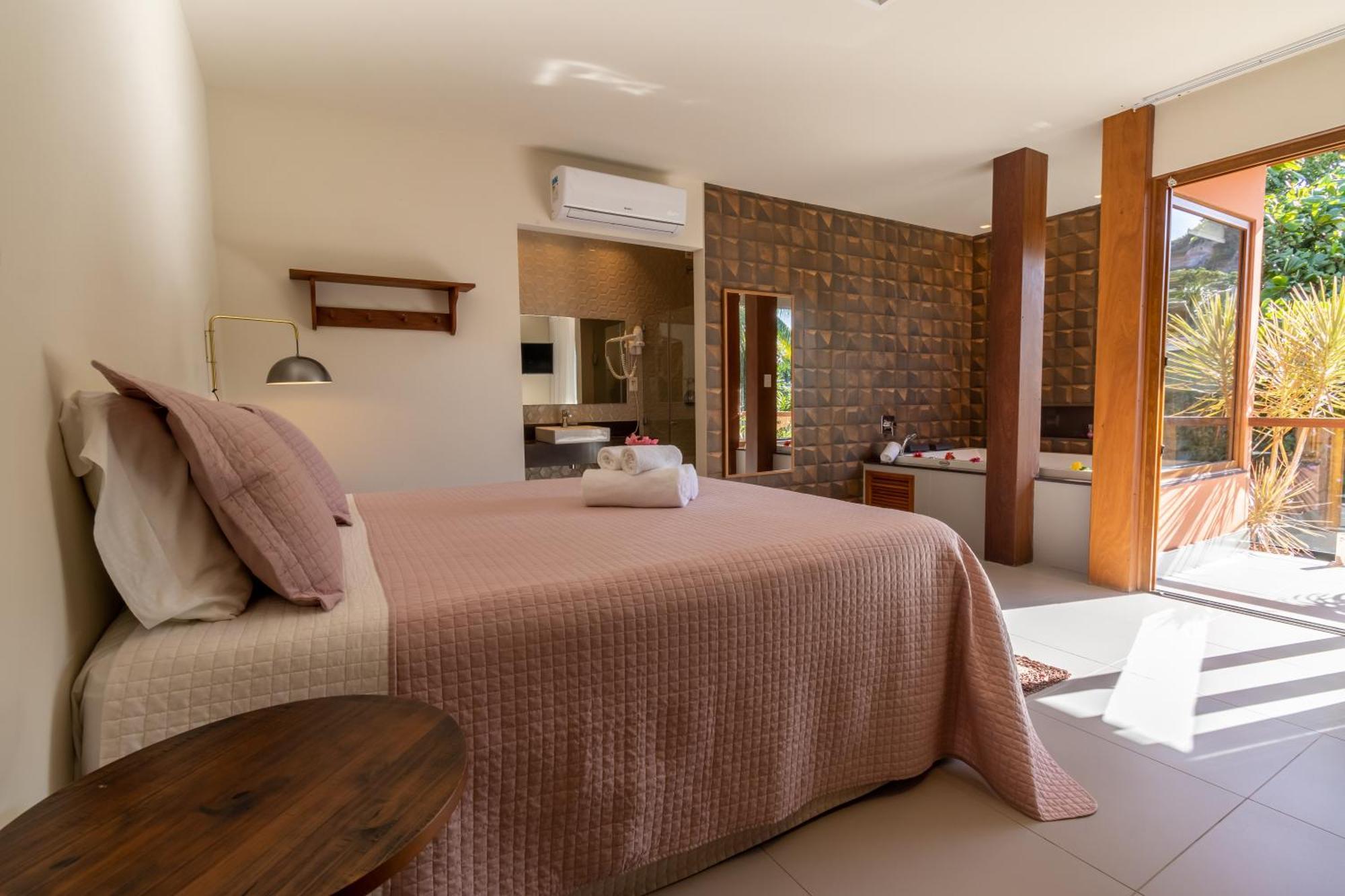 Quarto Master Deluxe com Vista Lateral do Mar e Banheira